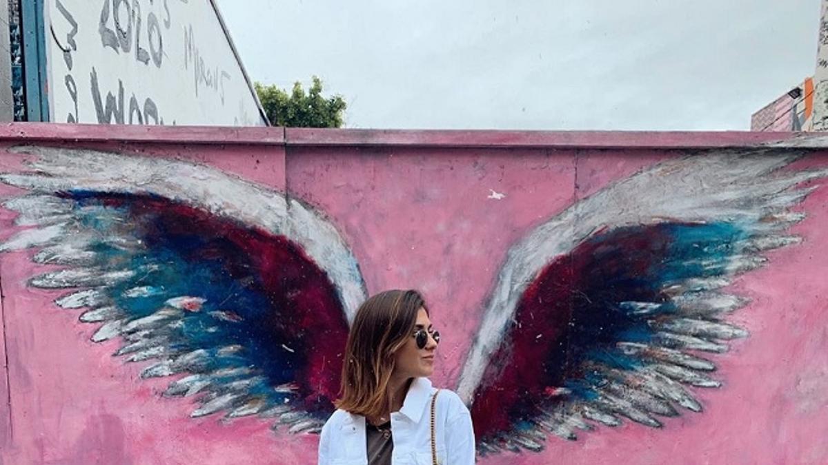 El look de Mery Turiel con minivestido y zapatillas deportivas de estilo botín, en Los Ángeles