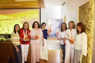Los farmacéuticos de A Coruña alertan sobre los riesgos del sol sin protección... y de los bulos en las redes sociales: "Cuidado con los 'influencers' que no tienen ni idea"