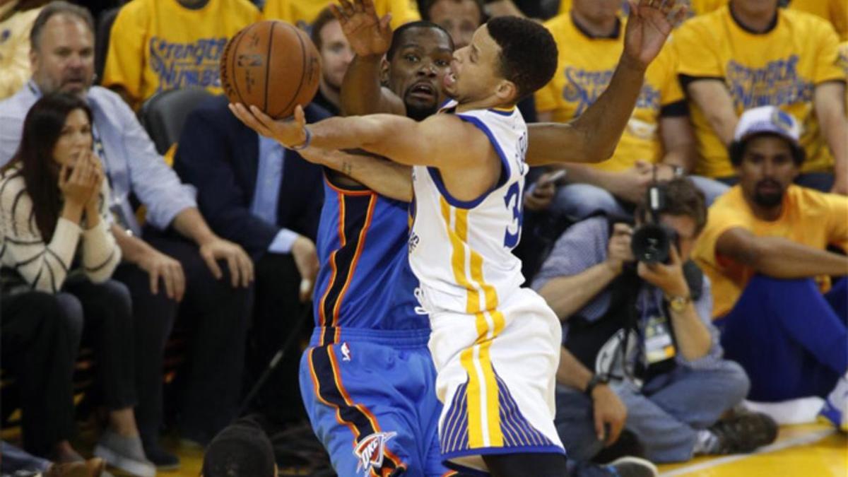 Kevin Durant y Stephen Curry mantienen un interesante duelo en la final del Oeste