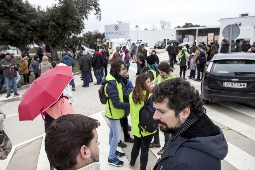 Manifestación con la mina de uranio en Retortillo