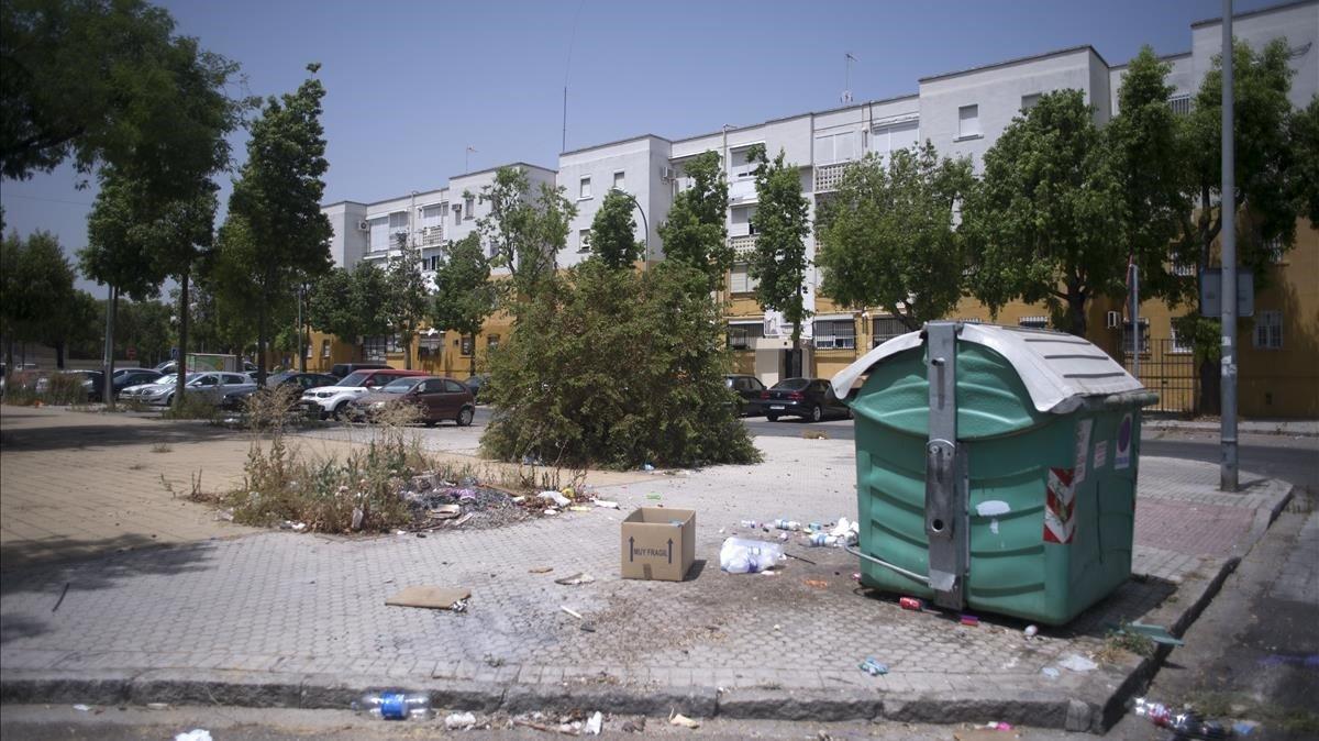 La suciedad se acumula en el suelo de la barriada de Los Pajaritos, en Sevilla. La suciedad se acumula en el suelo de la barriada de Los Pajaritos, en Sevilla.