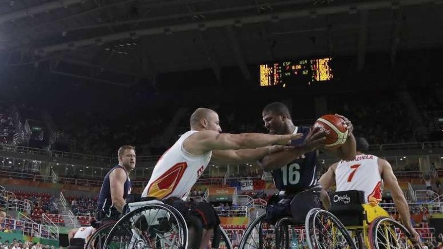 Un momento del choque de ayer entre EE UU y España. // Reuters