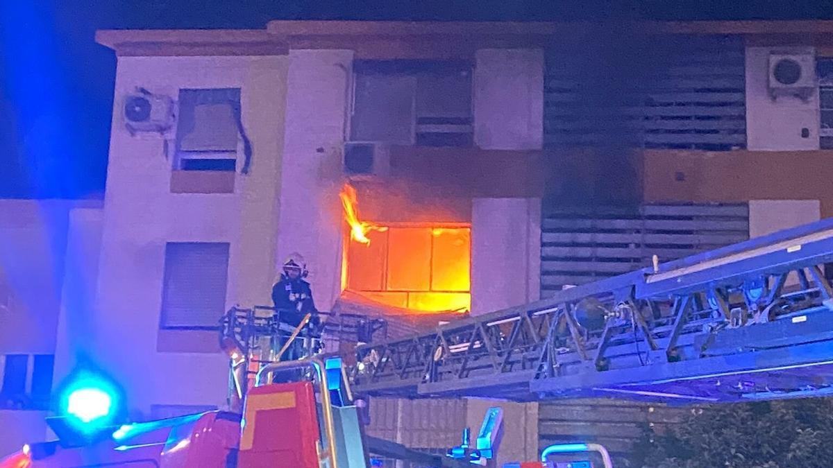 Intervención de los bomberos en uno de los incendios.