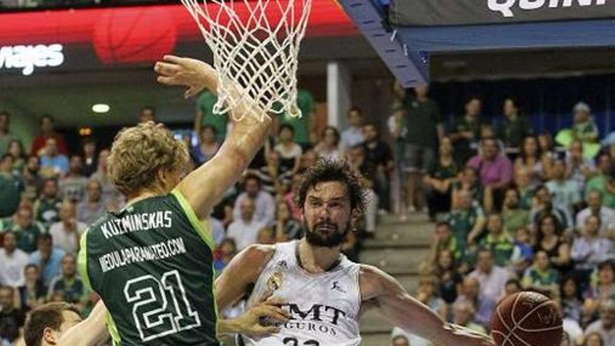 Llull, con la pelota, durante el partido de ayer.