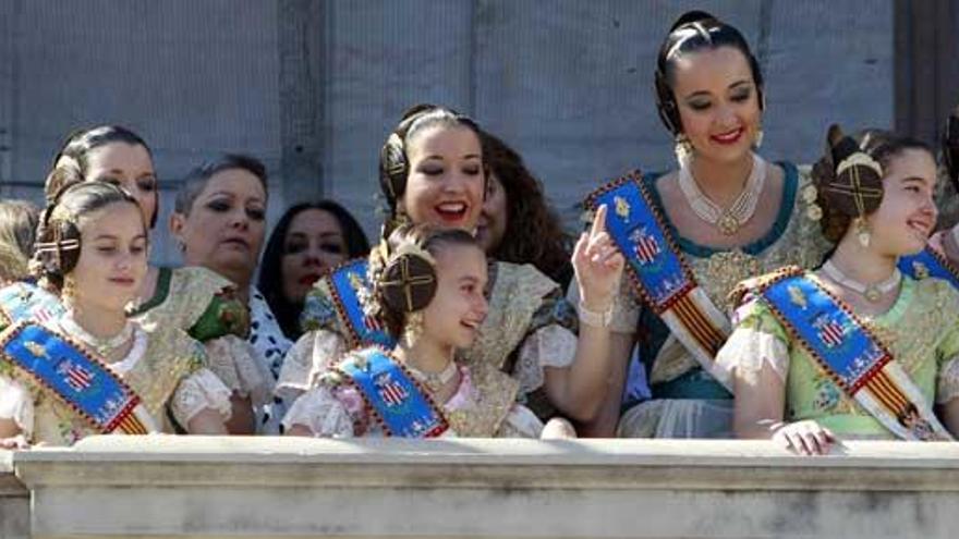 Las falleras de 2015 en el balcón del Ayuntamiento de Valencia