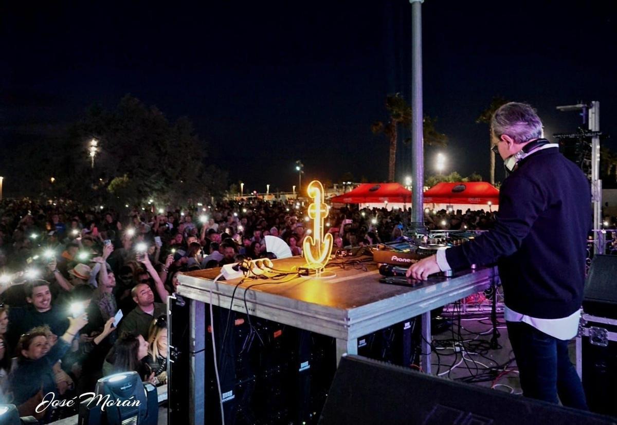 Un Dj en acción, durante una fiesta