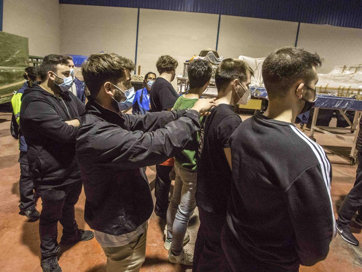 La hermandad de la Humildad y la Paciencia enseñan a los nuevos costaleros