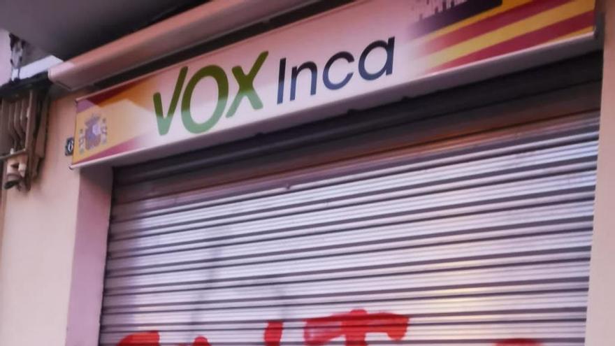 La pintada que ha aparecido esta maÃ±ana en las puertas de la sede local de VOX Inca