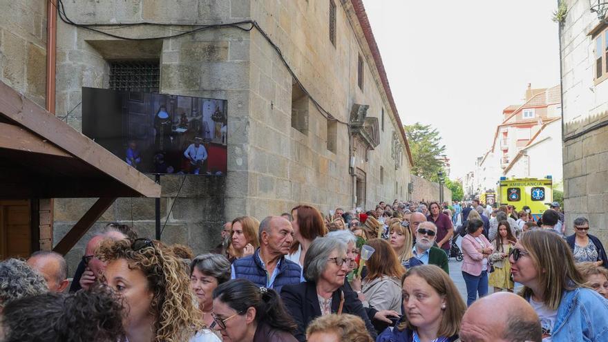 Vilagarcía acude a la llamada de Santa Rita llenando sus calles de devoción