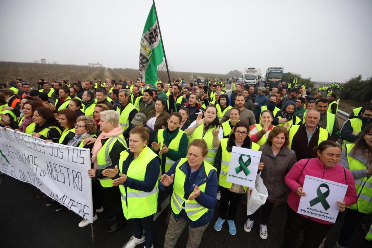 Agricultores cortan la autovía A-4 entre Montoro y Villa del Río