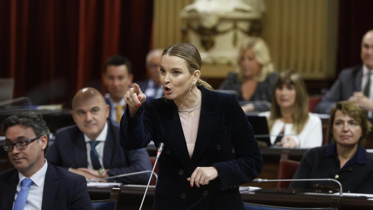 La presidenta Marga Prohens, durante el pleno en el Parlament.