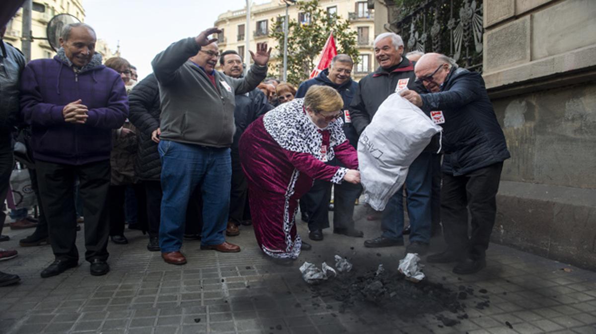 La UGT porta carbó a la Delegació del Govern per a reivindicar unes pensions dignes.