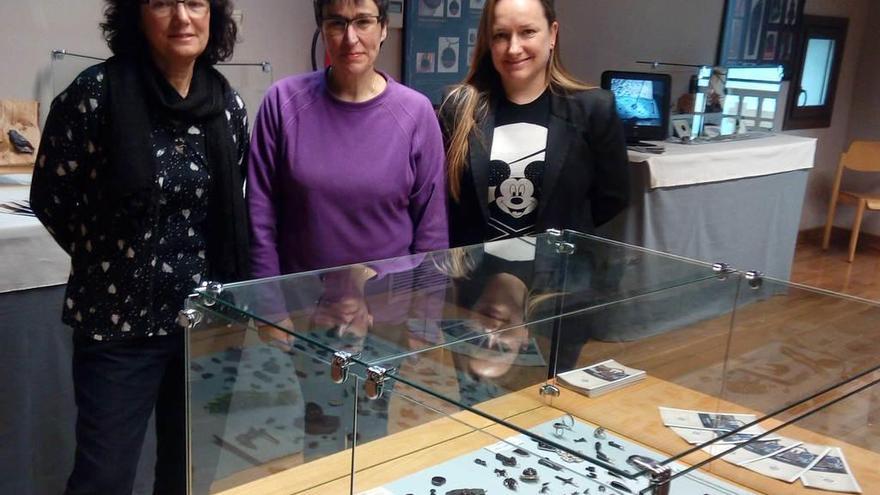 Encarna Vigil, María Pérez y Carmen Valdés, en la exposición del certamen de azabachería de 2016.