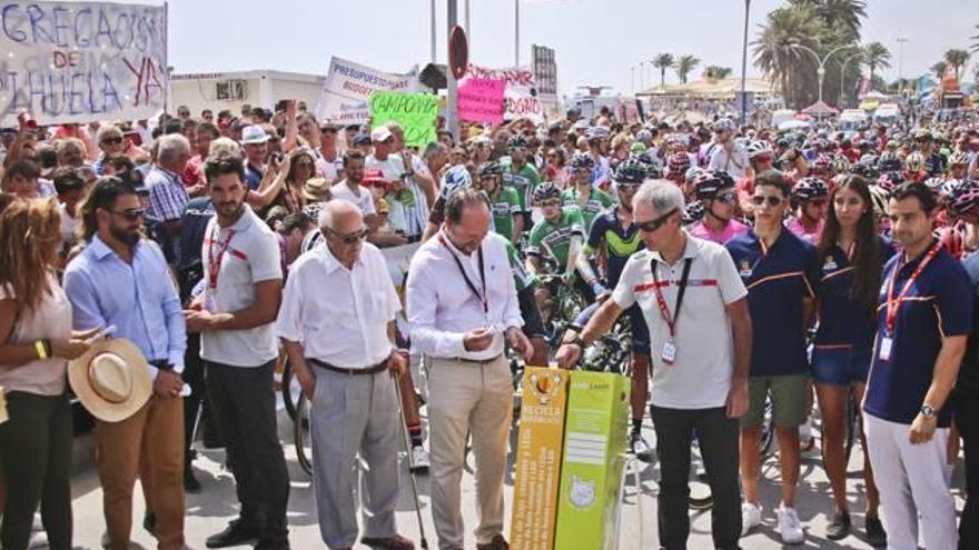 Vecinos de Orihuela Costa abuchean al alcalde en la salida de la Vuelta Ciclista