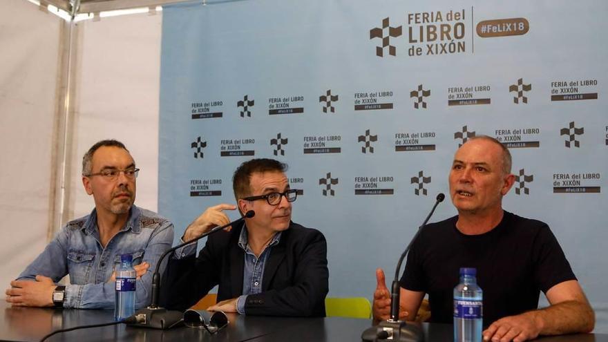 Marcelo Fois, en el centro, durante el acto.