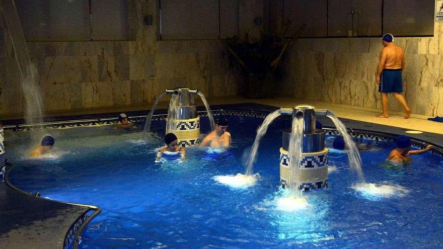 Turistas en el spa del hotel Carlos I de Sanxenxo. // Rafa Vázquez