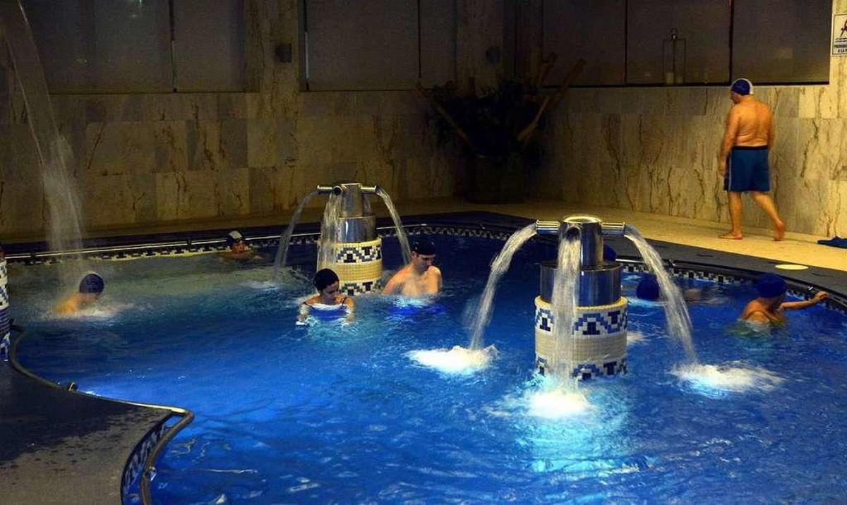 Turistas en el spa del hotel Carlos I de Sanxenxo. // Rafa Vázquez