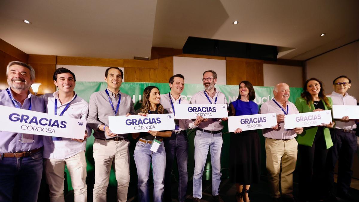 Torrico, García Nieto Jurado, Bellido, Molina, Carrillo, Aguirre, Martos y Gómez Villamandos, dirigentes del PP durante la noche electoral en Córdoba.