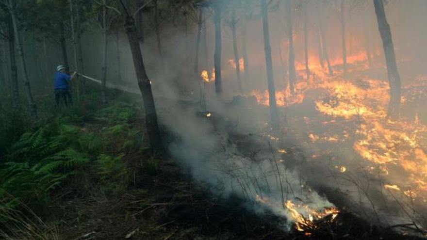 Máxima preocupación por dos incendios descontrolados en Galicia