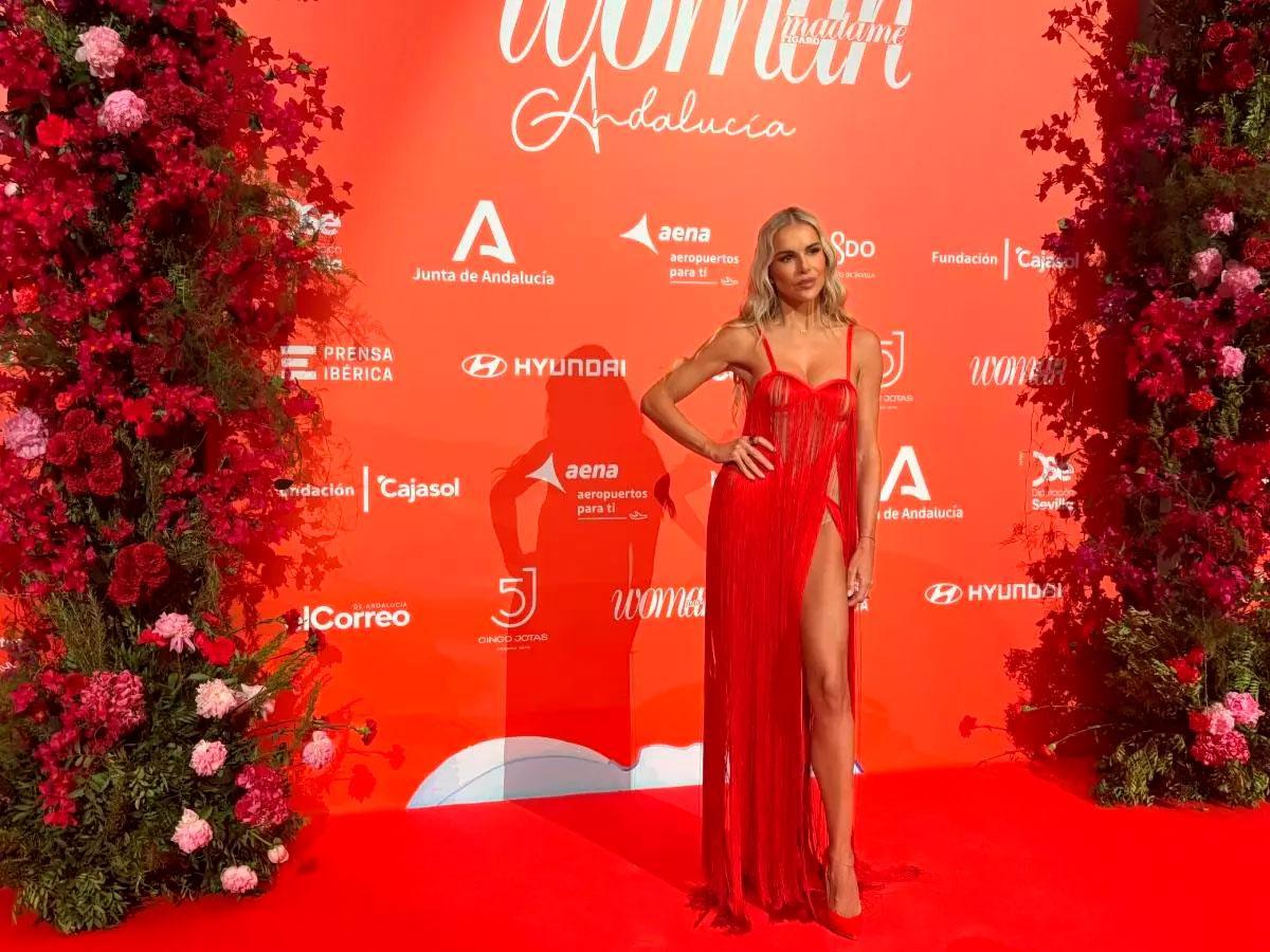La modelo y artista Águeda López, a su llegada a los Premios Woman Andalucía.