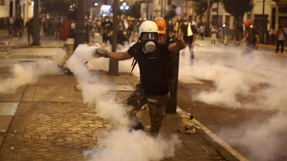 Enfrentamientos en Lima (Perú) entre manifestantes y fuerzas de seguridad.