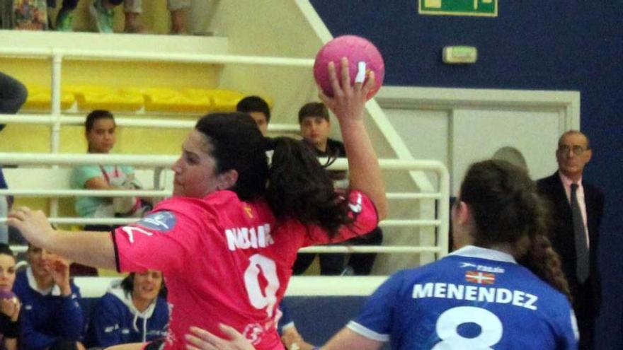 Nuria tira a portería ante la jugadora del Bera Bera Menéndez.
