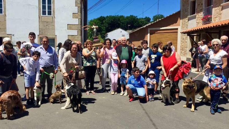 Arriba, os veciños que acudiron á misa en compaña das súas mascotas. Á dereita, as persoas galardoadas, con membros do goberno municipal. // Bernabé