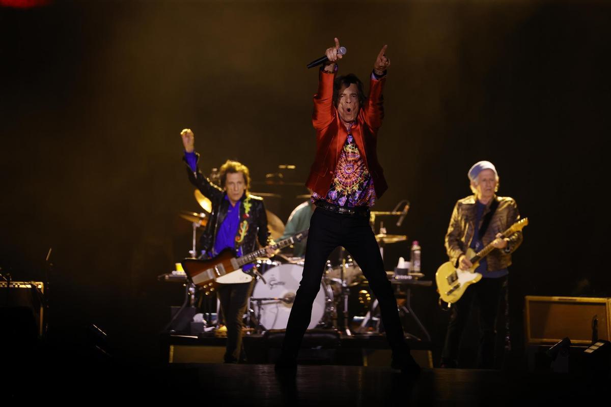 El cantante de The Rolling Stones, Mick Jagger, y los guitarristas Keith Richards (d) y Ronnie Wood (i) durante el concierto ofrecido este miércoles en el estadio Wanda Metropolitano, en Madrid.