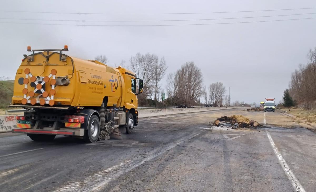 Tasques de neteja i reparació dels danys a l'autovia C-16 on es van concentrar els pagesos