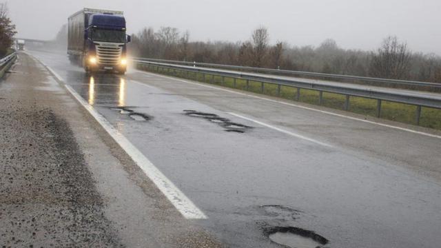Baches en la autovía A-52 en una imagen tomada ayer. | ARACELI SAAVEDRA