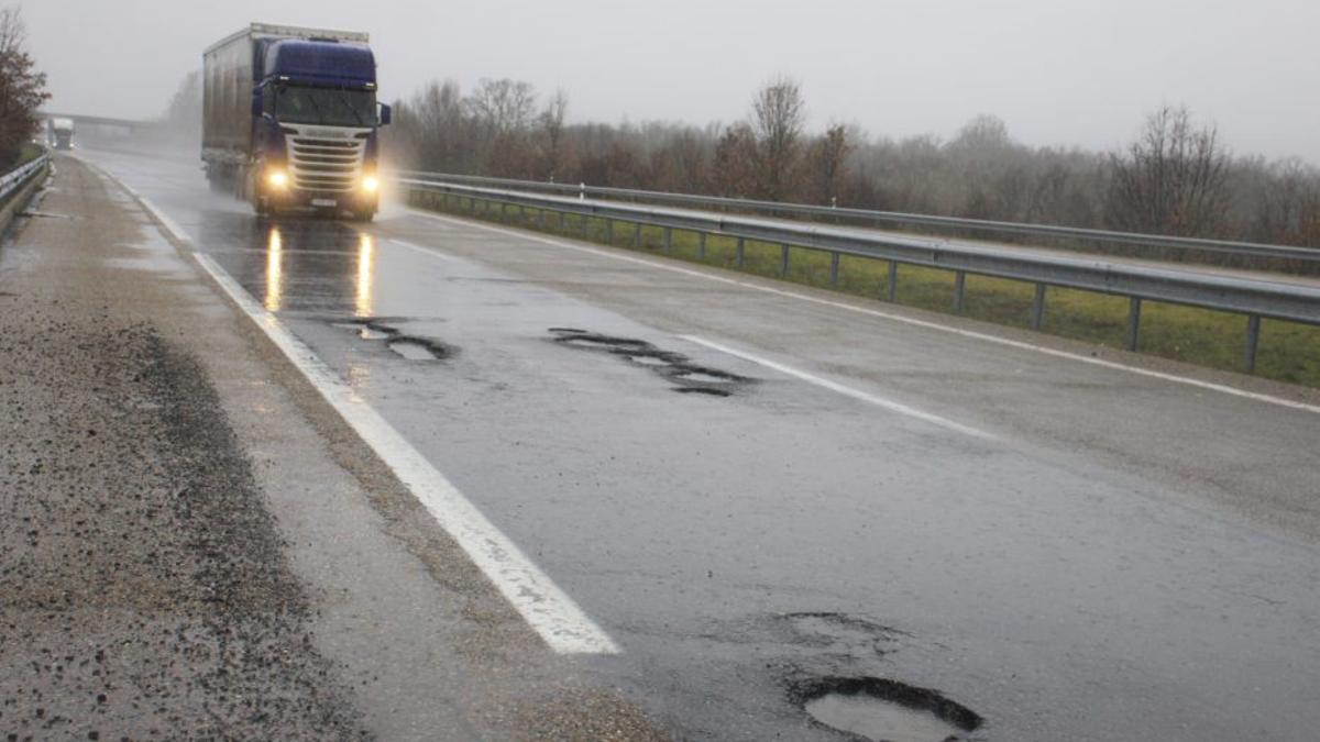 Baches en la autovía A-52.