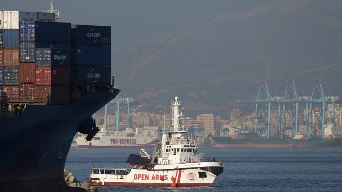 El barco de Open Arms, a su llegada al puerto de San Roque