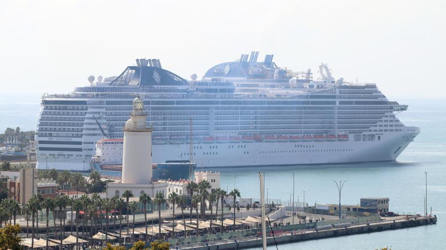 Un crucero atracado en el puerto de Málaga.