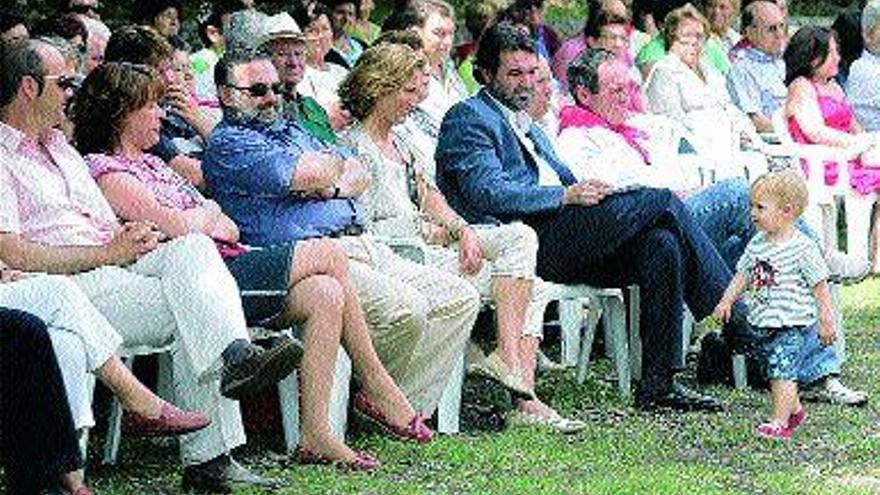 Quintana, rodeado de alcaldes del BNG de O Morrazo y de delegados provinciales, en el acto celebrado ayer en Chan da Arquiña, en Domaio. / Marcos canosa