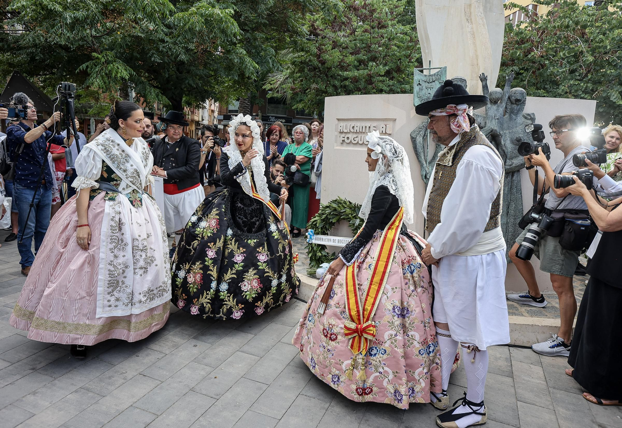 Resumen de los actos de inicio de las Hogueras 2024 ( Mascletà, Pasodoble, Homenaje Foguerers y Barraquers, desfile del Pregón y Pregón oficial )