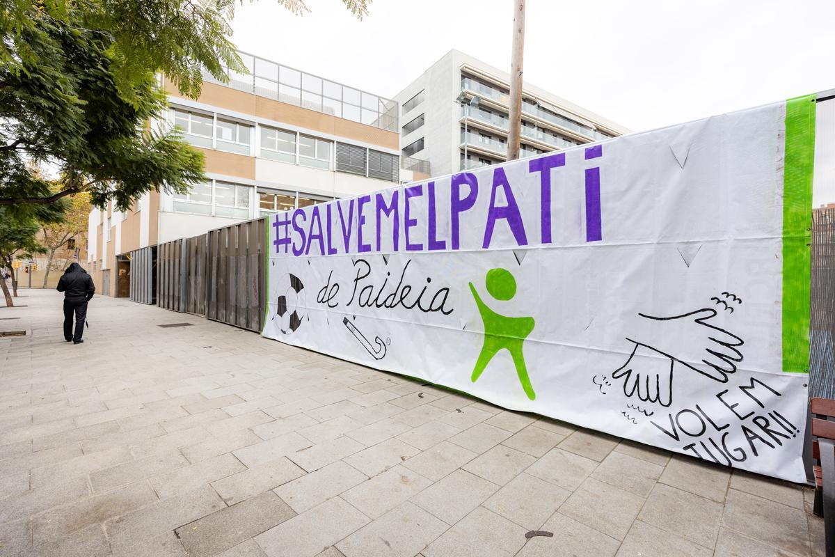 Pancarta en la escuela Paideia contra el riesgo de perder parte del patio del centro.