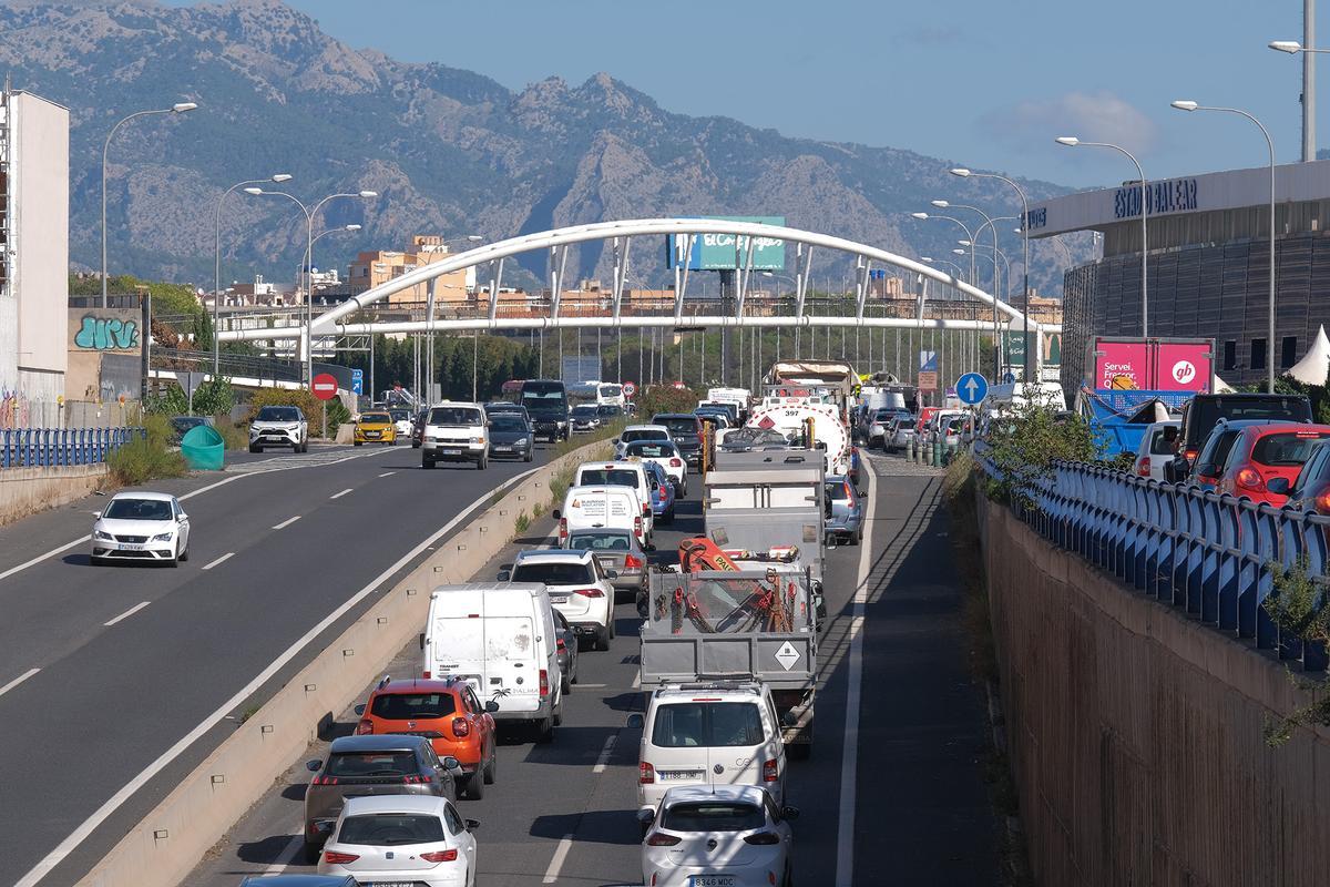 FOTOS: Monumental atasco en la Vía de Cintura de Palma por el vuelco de un coche FOTOS: Monumental atasco en la Vía de Cintura de Palma por el vuelco de un coche