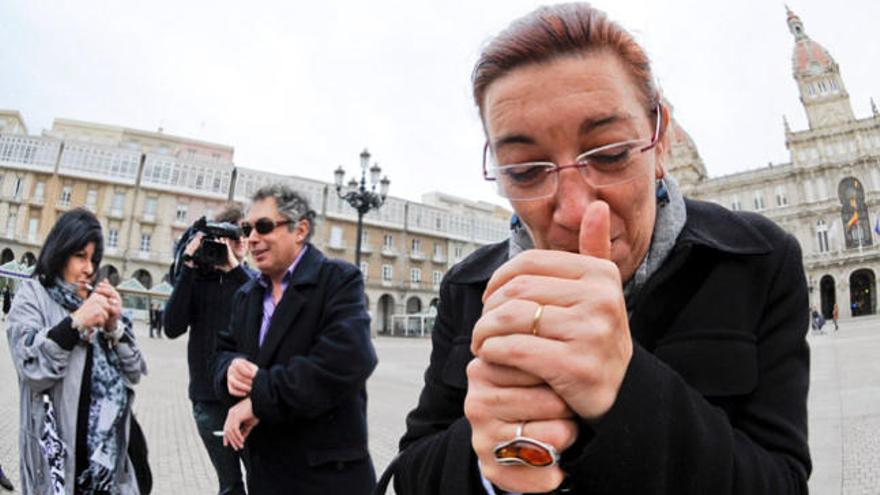 Una de los cinco fumadores reunidos en María Pita para protestar contra la ley antitabaco