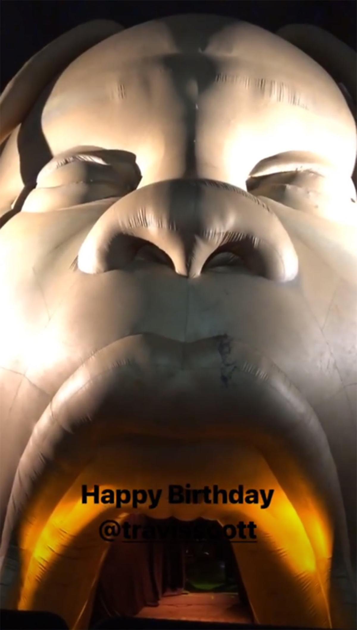 Entrada a la fiesta de cumpleaños de Travis Scott