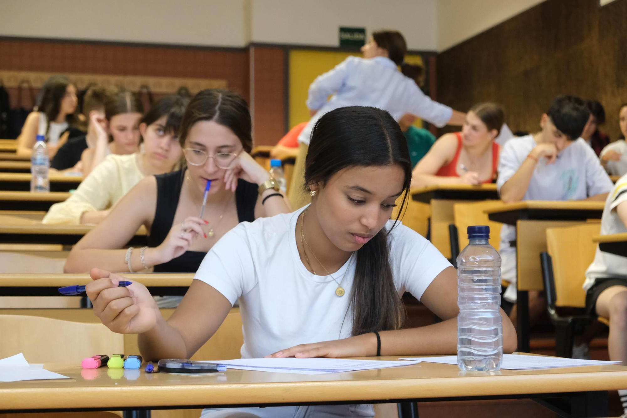 Muchos nervios en el primer día de exámenes de la PAU en Elche