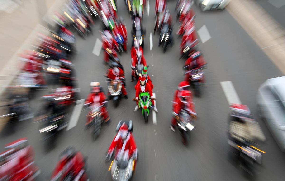 'Papanoelada' motera recorre las calles de València