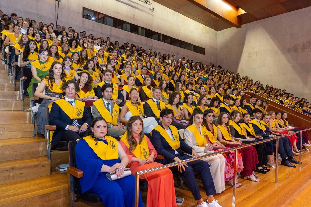 Trescientos alumnos de Medicina de la USC se gradúan con Victoria Sampayo y Andrés Soto como padrinos de la promoción Trescientos alumnos de Medicina de la USC se gradúan con Victoria Sampayo y Andrés Soto como padrinos de la promoción