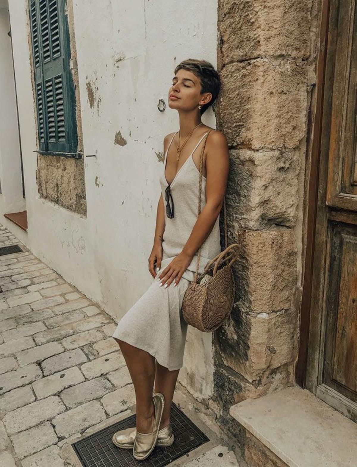 Laura Escanes en Menorca con look de Stradivarius