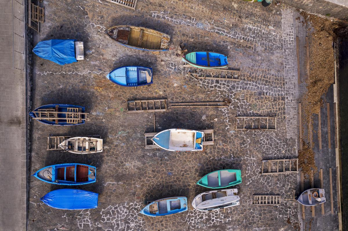 Coloridos barcos de madera en tierra, Sicilia