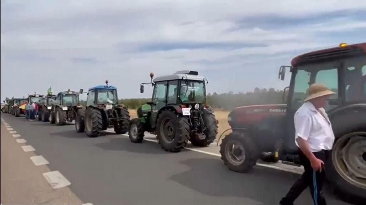 Tractores dirigiéndose a Badajoz.