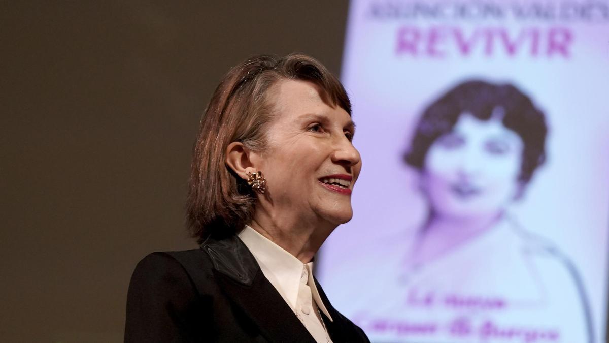 Presentación del libro "Revivir, la nueva Carmen de Burgos", de Asunción Valdés, en el Ateneo.