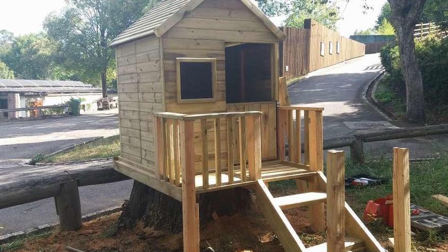 Arriba, una de las nuevas casas de madera y, a la izquierda, los &quot;boxes&quot; de los coches a pedal. // FdV