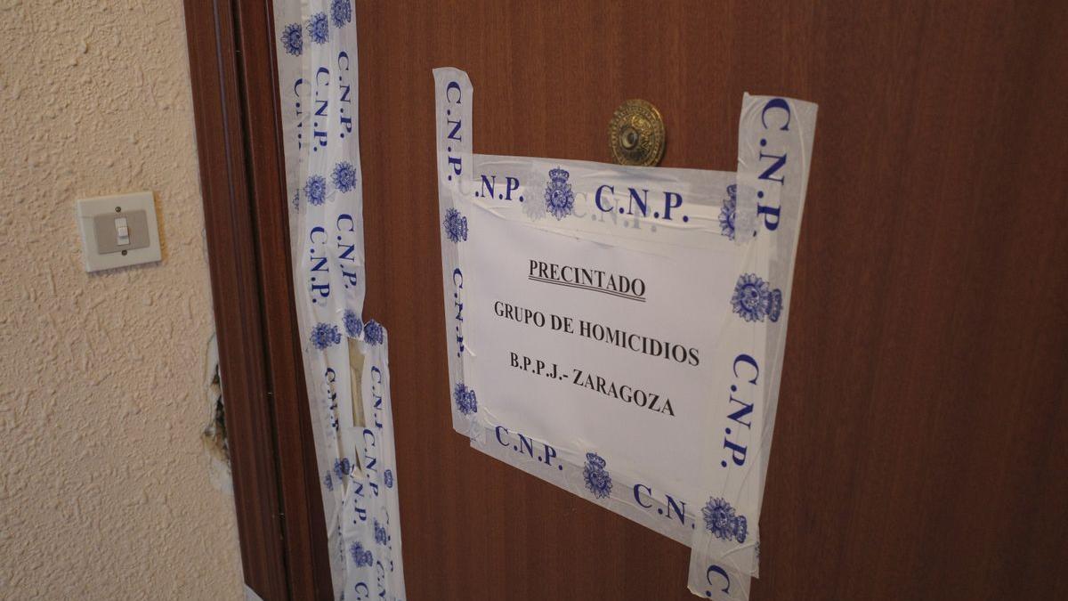 Puerta precintada del piso de la víctima del crimen machista en Zaragoza.