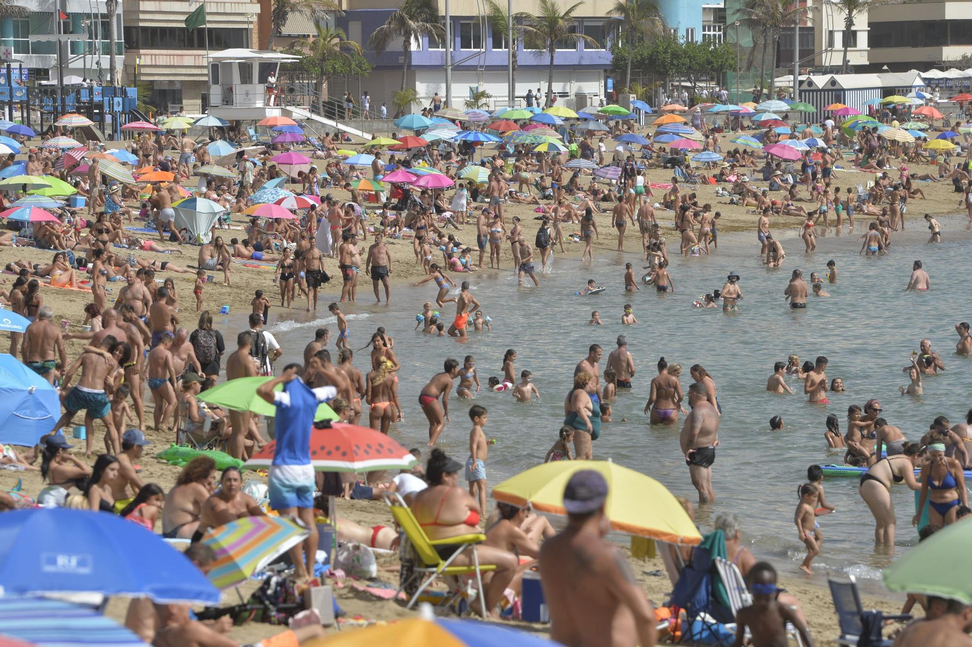 Bañistas en la playa de Las Canteras durante la ola de calor (18/07/2021)