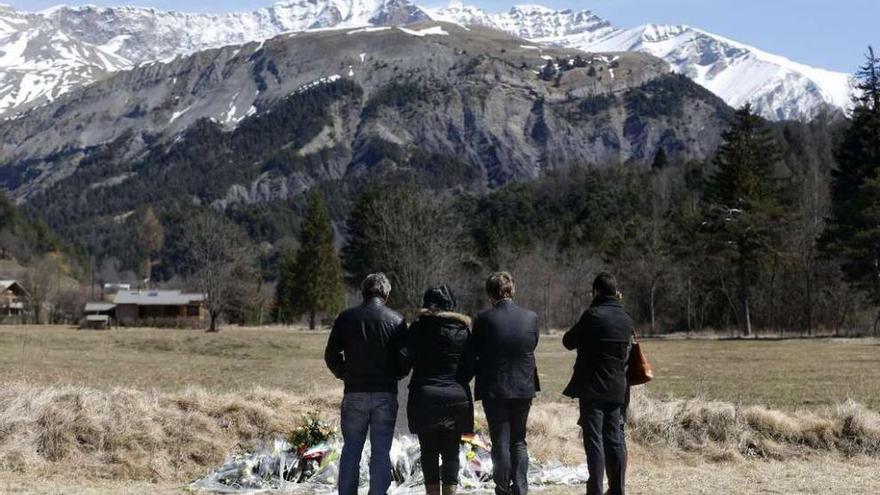 Varios familiares ante el monolito en recuerdo de las víctimas.